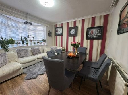 4 bedroom detached house to rent - Photo 2