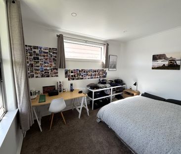 A Christmas Cracker - Photo 3