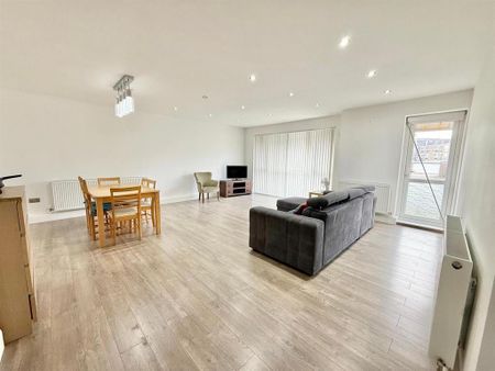 3 bedroom flat to rent - Photo 2