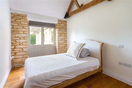 Refurbished three bedroom barn conversion - Photo 5