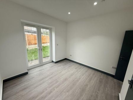 3 bedroom flat to rent - Photo 3