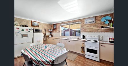 THREE BEDROOM HOME LOCATED IN BURNETT HEADS! - Photo 2