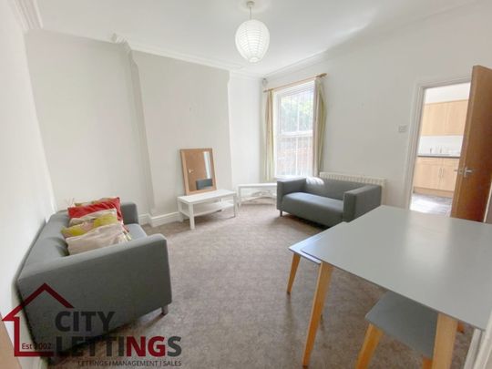 4 Bedroom Mid Terraced House - Photo 1