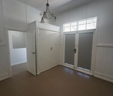 Beautifully Renovated 4-bedroom 2-bathroom Home. - Photo 4