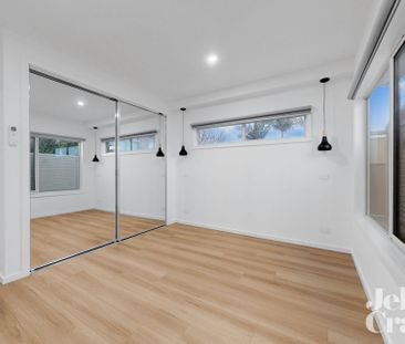 2/12 Esmale Street, Strathmore - Photo 4