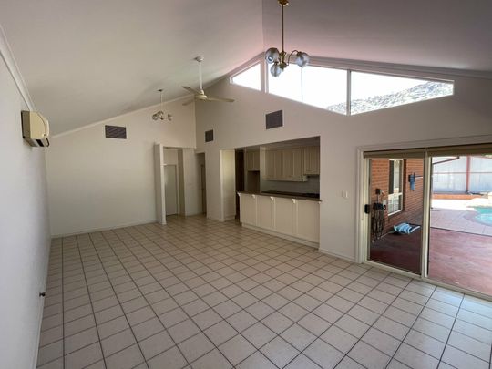 4 BEDROOM, 2 BATHROOM HOUSE IN MOUNT JOHNS WITH A POOL - Photo 1