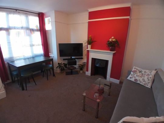 Room in a Shared Flat, Sydenham Road, CR0 - Photo 1
