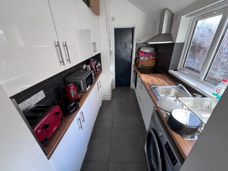 1 bedroom in a house share to rent - Photo 4