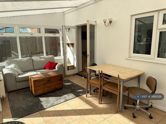 4 bedroom semi-detached house to rent - Photo 1