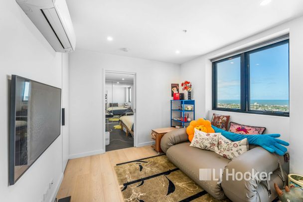 Fully Furnished 1-Bedroom Apartment with Car Space & Storage � Prime Southbank Living - Photo 1