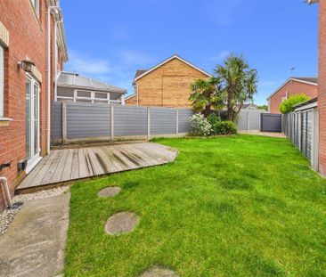 3 bedroom Detached house to rent - Photo 3