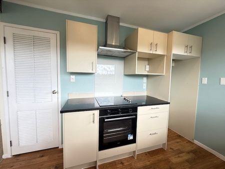 Spacious 4-Bedroom Home in Prime Browns Bay Location! - Photo 4