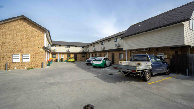 Apartment with easy walk to city centre - Photo 1