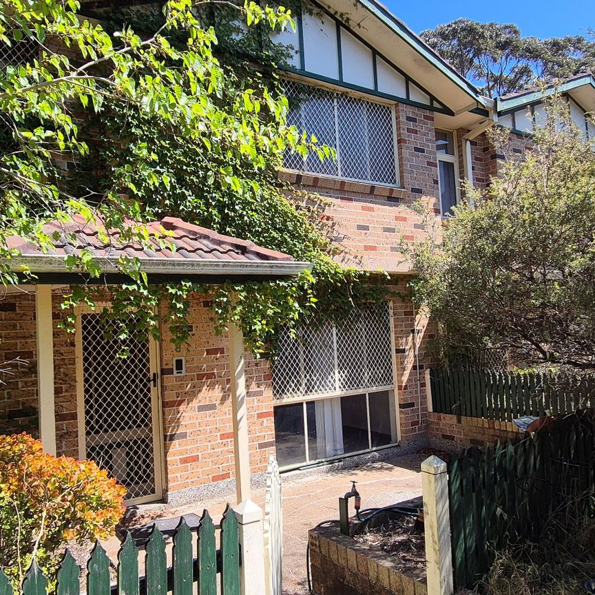 DOUBLE - 2 CAR LOCK UP GARAGE! - 2 BEDROOM 2 STOREY TOWNHOUSE - Photo 1