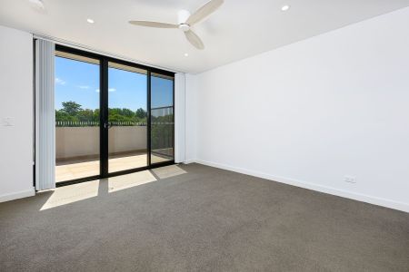 Designer Luxury townhome - East-side, Walk to rail - Photo 4