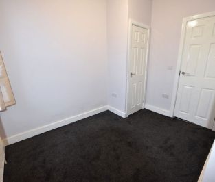 3 bedroom House in Highthorne View Bed), Armley Leeds - Photo 2