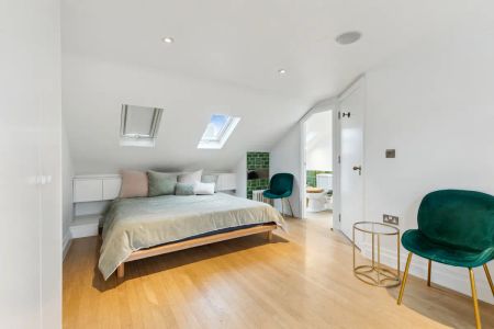 2 bedroom flat in London - Photo 5