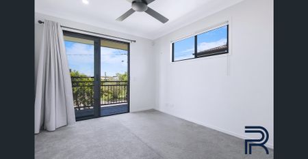Freestanding, East-Facing Townhouse with a Garden Courtyard - Photo 3