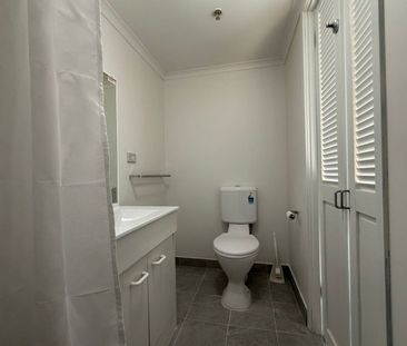 Renovated studio unit with AC in Broadway - Photo 5