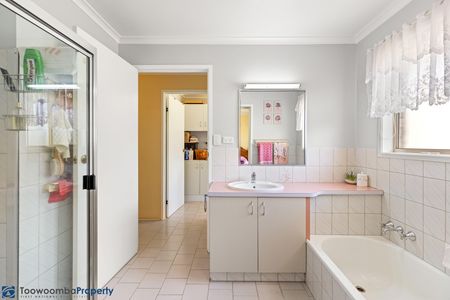 SPACIOUS FAMILY HOME IN BEAUTIFUL LOCATION! - Photo 3