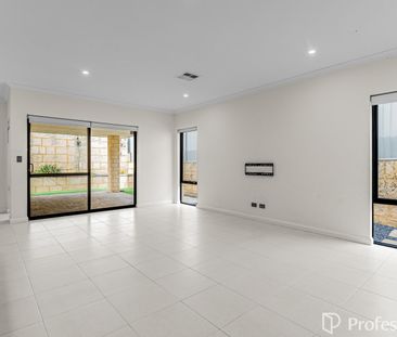 Modern comfort with room for everyone! - Photo 1