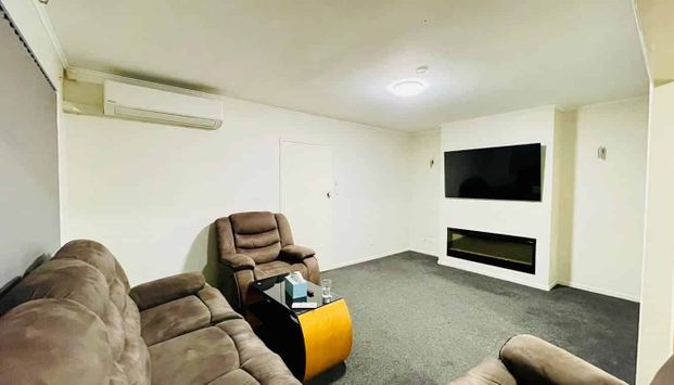 4 Bedroom Home next to RESERVE in PAPAKURA! - Photo 1