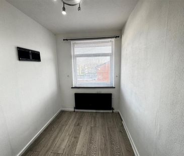 3 bedroom end of terrace house to rent - Photo 6