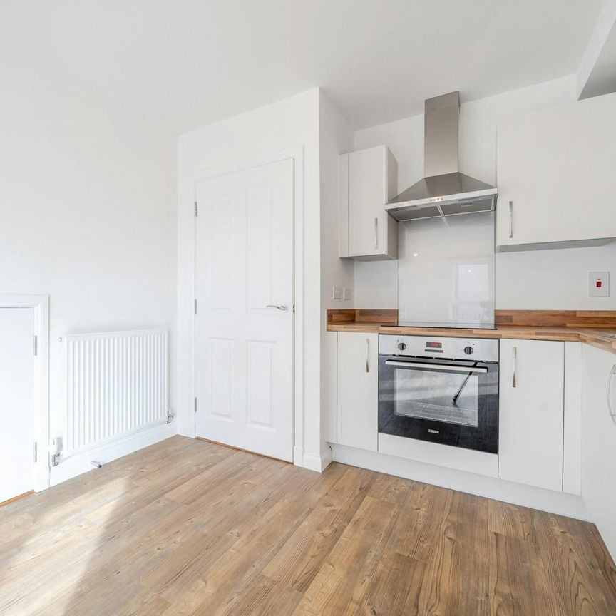 Maisonette to rent on - Photo 1