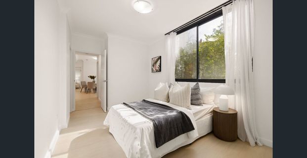 Modern villa-style apartment with lush garden views - Photo 1