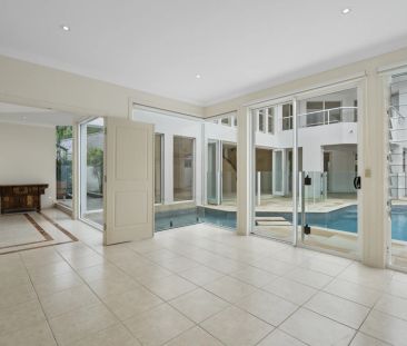 Large Luxurious Waterfront Living! - Photo 2