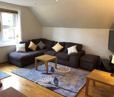 2 bedroom Flat in The Avenue, Crowthorne - Photo 1