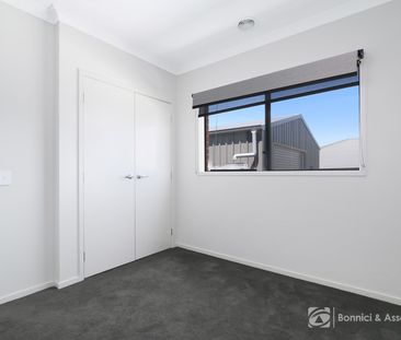 SPACIOUS FAMILY LIVING WITH DOUBLE GARAGE + SHED - Photo 2