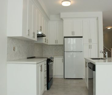 For Lease - 107 Schmeltzer Crescent, Richmond Hill, Ontario - Photo 3