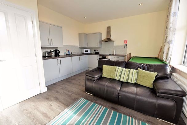 2 bedroom Flat in Otley Road, Leeds - Photo 1