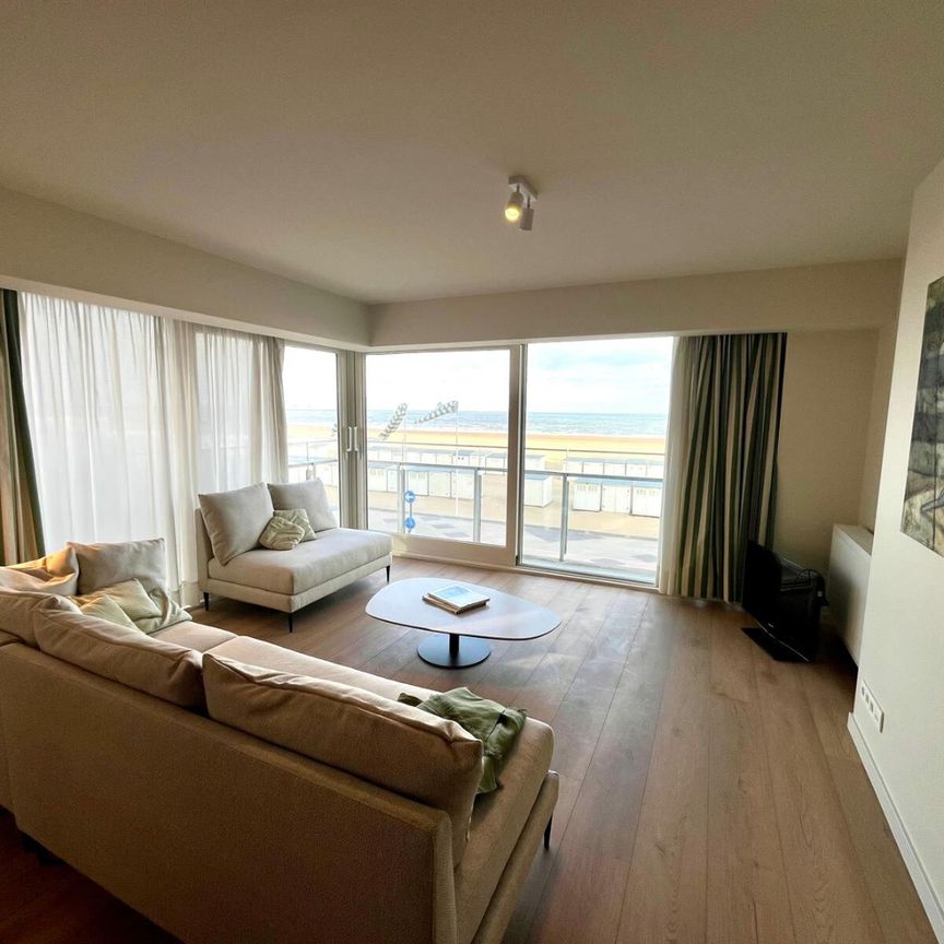 Volledig gerenoveerd en gemeubeld appartement met frontaal zeezicht - Photo 1