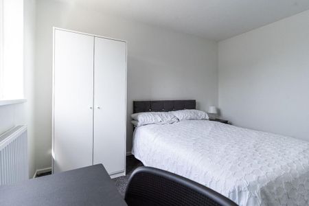 4 bedroom end of terrace house to rent - Photo 3