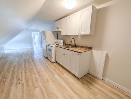 67 Seventh St, Welland - 2 Bedroom Upper Unit - Photo 3