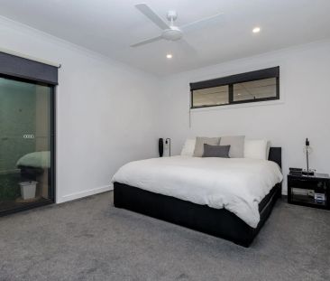 Charming in the Heart of Golden Square - Photo 3