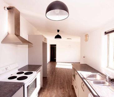 Large, sunny 3 bedroom family home on quiet street - Photo 5