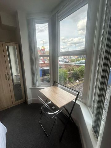 1 bedroom in a house share to rent - Photo 5