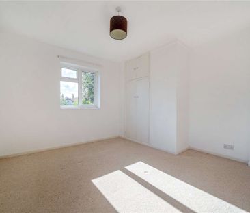 Five-bedroom versatile detached house with garage and storage. - Photo 2