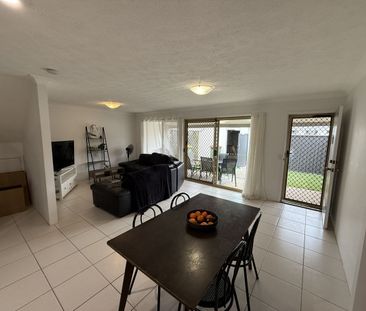 Freshly repainted, Spacious & Comfortable - Walk to Harbourtown - Photo 2