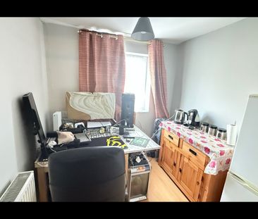 4 Bed Semi-Detached House, Mitcham Road, CR0 - Photo 3