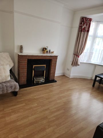 3 Bed Detached House, Cavendish Avenue, HA1 - Photo 2