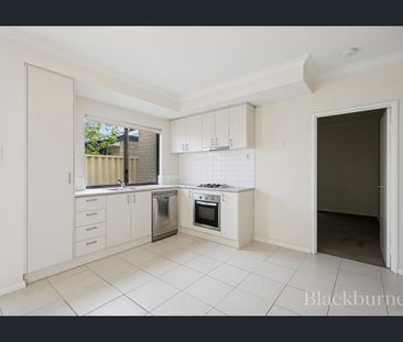 Stylish and low-maintenance 2 bedroom, 2 bathroom unit - Photo 6