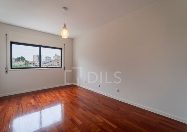 Apartamento T2 renovado para arrendar na Rua São João Bosco