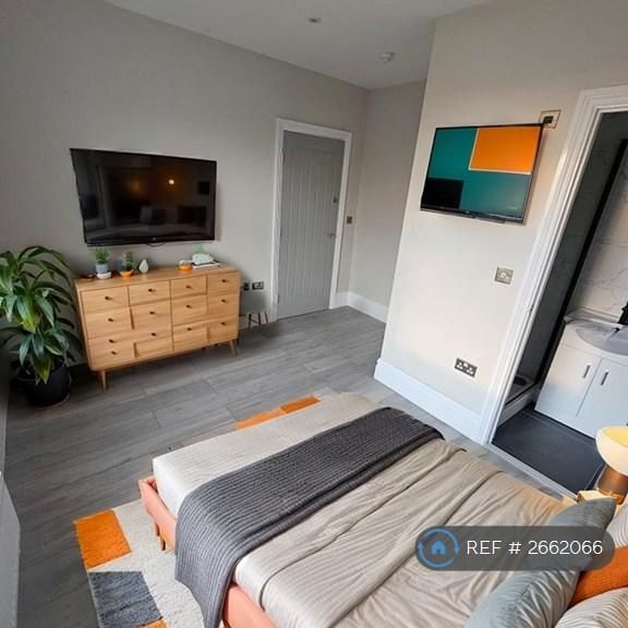 1 bedroom in a house share to rent - Photo 2