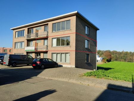 Goedgelegen en volledig vernieuwd appartement - Photo 2