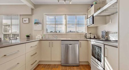 Spacious Three-Storey Family Home in Desirable Hillpark - Photo 2