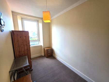 3 bedroom flat to rent - Photo 4